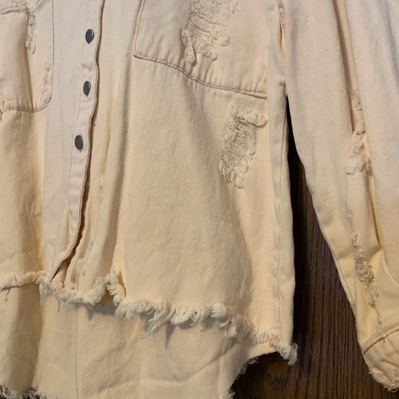 {POL} EUC! Pale Yellow Distressed Button-Up Shirt - Picture 4 of 7